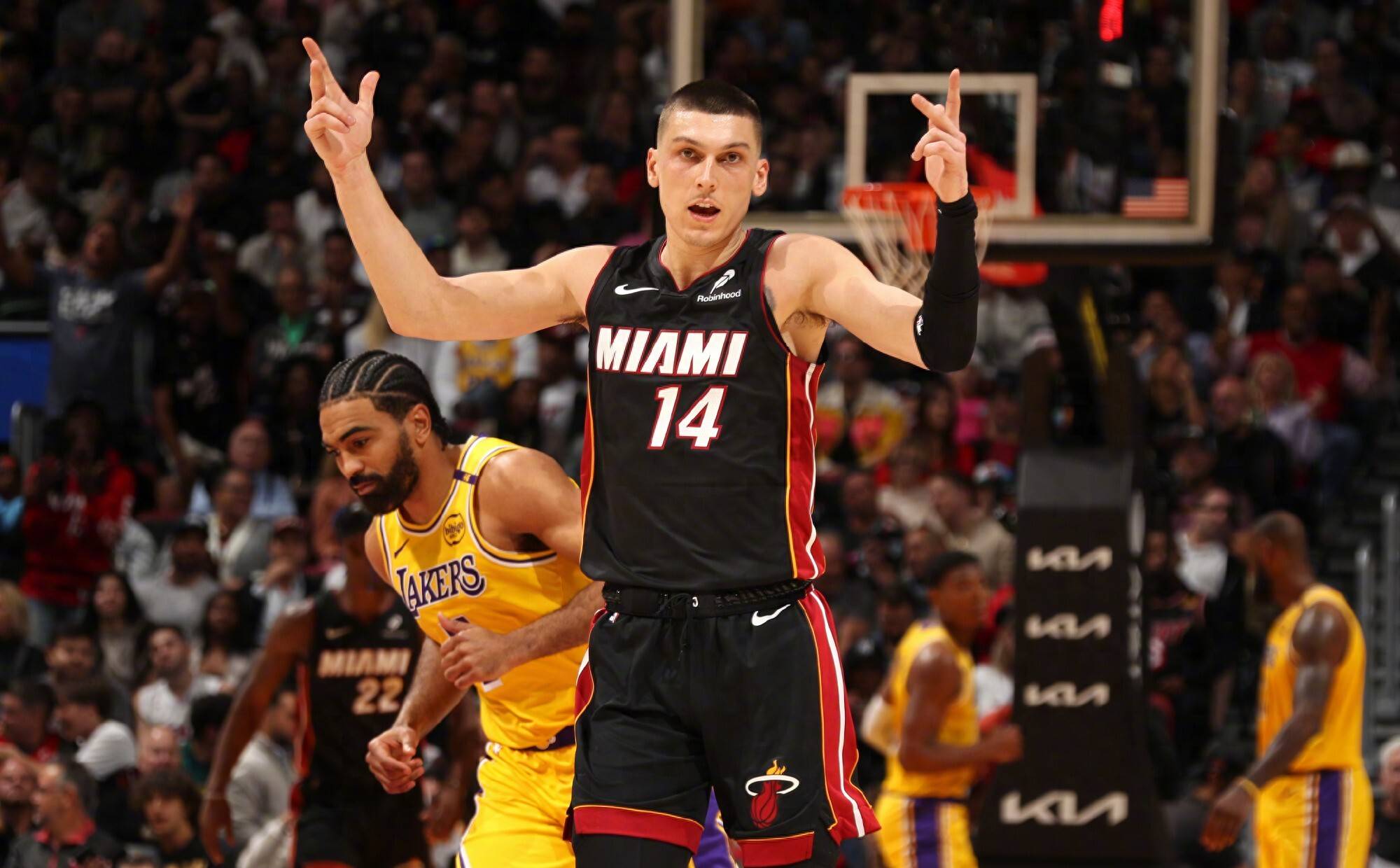 关于猛龙擒下热火，范弗利特分砍翻对手的信息