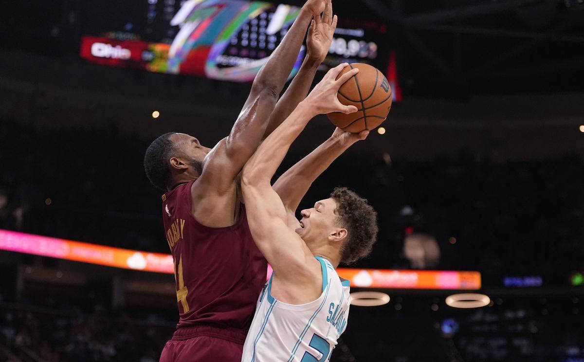 骑士客场力挫太阳，夺得三连胜的简单介绍