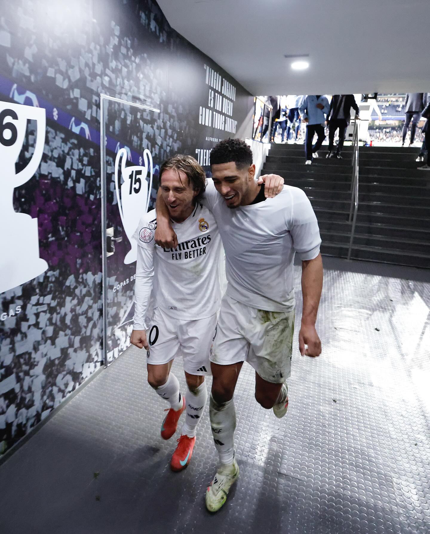 曼联场边指挥情绪激动，贝林厄姆队员怒摔水瓶的简单介绍